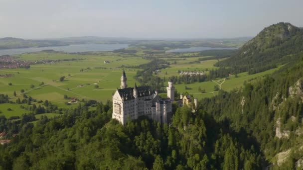 ドイツ バイエルン地方の美しい夏の午後のノイシュヴァンシュタイン城 — ストック動画