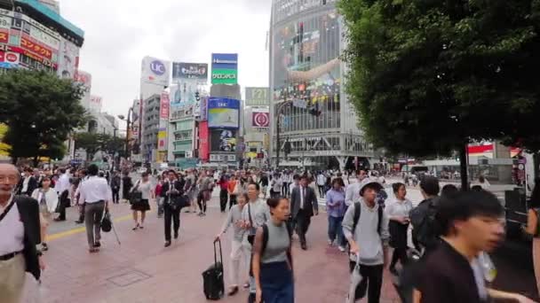 Nsanlar Tokyo Nun Merkezindeki Ünlü Shibuya Sınır Kapısından Geçiyorlar — Stok video
