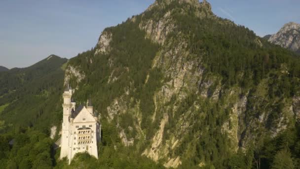 Vista Aérea Del Castillo Neuschwanstein Encaramado Cima Montaña Los Alpes — Vídeos de Stock