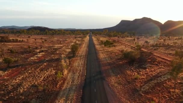 Vista Aérea Estrada Exterior Meio Deserto Pôr Sol Perto Alice — Vídeo de Stock