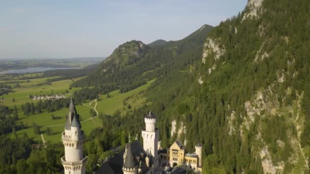 Kasteel Neuschwanstein Van Boven Prachtig Natuurlandschap Achtergrond Feeënverhaal Fantasy Castle — Stockvideo