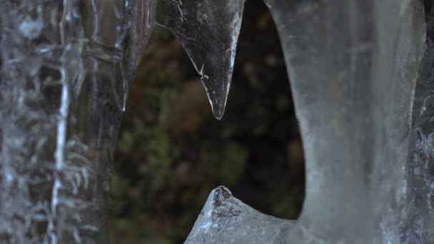 Macro Shot Glaçon Pointu Qui Dégouline Lentement Sur Une Autre — Video