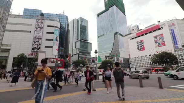Nsanlar Tokyo Nun Merkezindeki Ünlü Shibuya Sınır Kapısından Geçiyorlar — Stok video