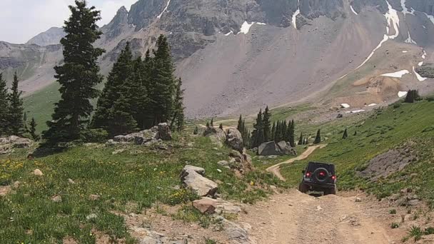 Vehículo 4X4 Conduciendo Lentamente Largo Porción Rocosa Del Sendero Del — Vídeo de stock