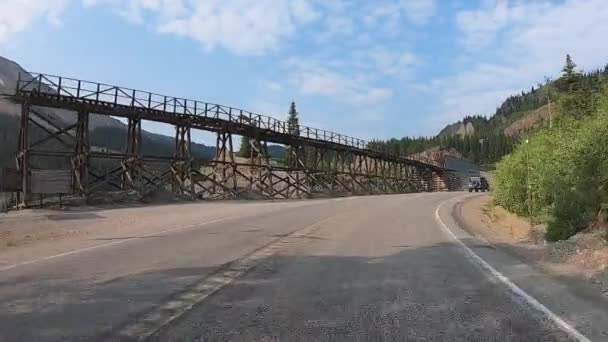 Pov Podczas Jazdy Million Dollar Highway Obok Kolei Budynków Dla — Wideo stockowe