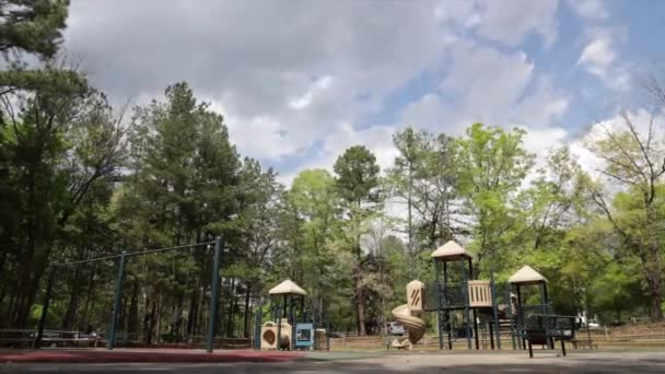 Tarde Ventosa Patio Recreo Vacío Debido Cuarentena Covid Durham Tiro — Vídeos de Stock