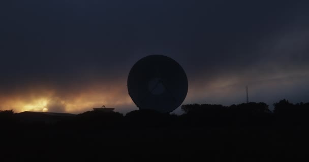 Silueta Antena Radar Militar Fundal Întunecat Apus Soare Nor — Videoclip de stoc