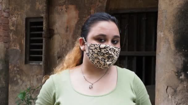 Menina Indiana Feliz Livre Enquanto Tira Sua Máscara Protetora Olhando — Vídeo de Stock