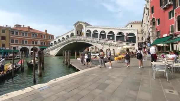 Weite Sicht Auf Die Rialto Brücke Venedig Italien Touristen Mit — Stockvideo