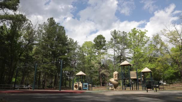 Tarde Soleada Parque Infantil Vacío Durham Tiro Ancho — Vídeos de Stock