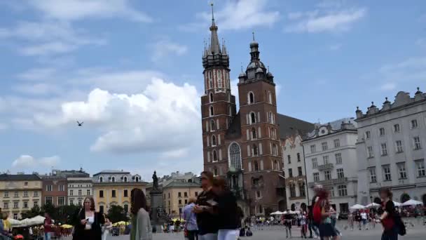 Krakow Şehrinde Gün Ortasında Mary Bazilikası Nın Hızlandırılmış Görüntüsü — Stok video