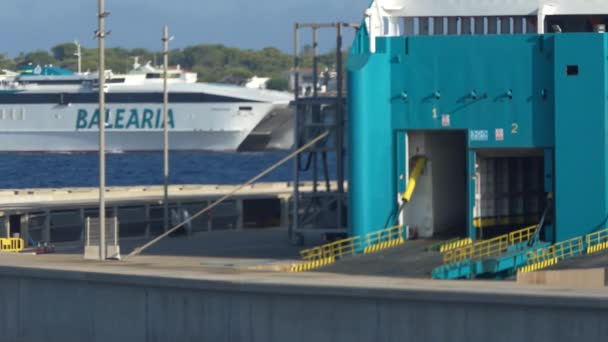 Fast Ferry Della Compagnia Balearia Che Entra Lentamente Nel Porto — Video Stock