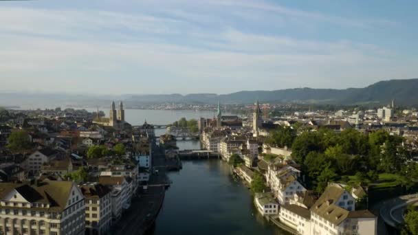 Tiro Ascendente Sobre Casco Antiguo Zurich Grossmnster Iglesia San Pedro — Vídeos de Stock