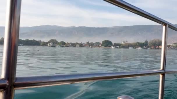 Nebelige Hauptstadt Dili Der Morgensonne Mit Hügeliger Landschaft Meerwasser Durch — Stockvideo