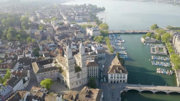 Vuela Lejos Iglesia Grossmnster Casco Antiguo Zurich — Vídeos de Stock