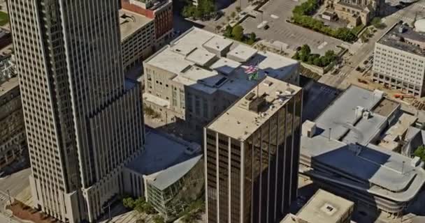 Omaha Nebraska Aerial V22电影鸟类目视无人机在日光下盘旋在市中心高层大楼上方 被第2号 X7相机击中 2020年8月 — 图库视频影像