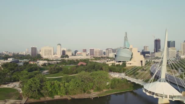 Centrum Winnipeg City Skyline Muzeem Lidských Práv Visutým Mostem — Stock video