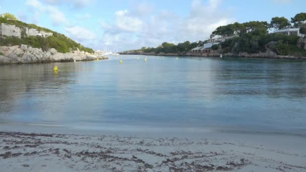 Stor Utsikt Tidigt Morgonen Över Stranden Vid Bäcken Cala Santandria — Stockvideo