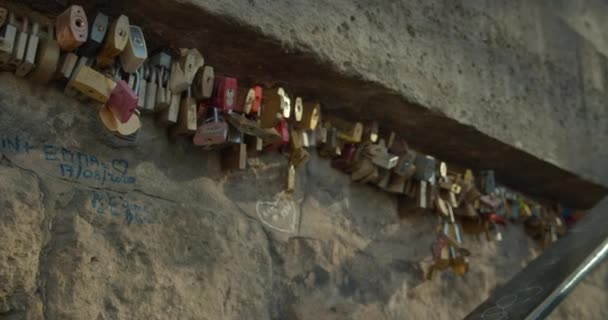 Veel Liefde Sluizen Betonnen Muur Kant Buurt Trap Parijs Pan — Stockvideo