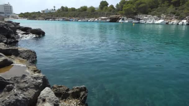 Naturskön Utsikt Från Vattennivån Vid Middagstid Cala Santandria Bäck Menorca — Stockvideo