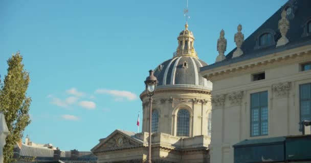 Krásná architektura kupole s jasně modrou oblohou v Paříži, sklopný pohled