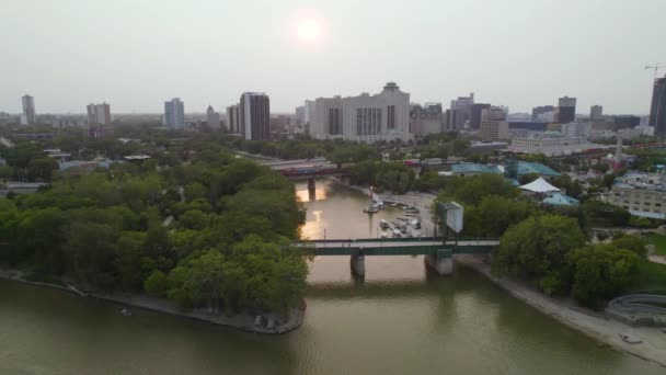 Luftaufnahme Über Dem Assiniboine River Forks Skyline Kanadischen Winnipeg Güterzug — Stockvideo