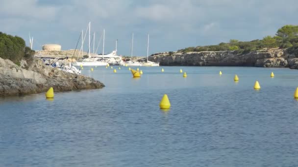 Lugn Utsikt Vid Soluppgången Bäcken Cala Santandria Menorca Med Gula — Stockvideo
