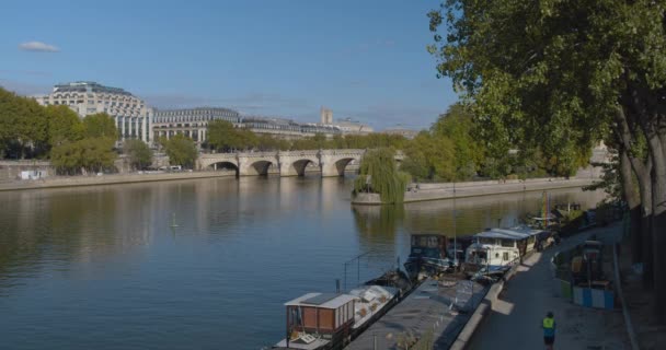 Szajna Folyó Kikötött Csónakokkal Építészet Párizs Régi Híd Statikus Kilátás — Stock videók