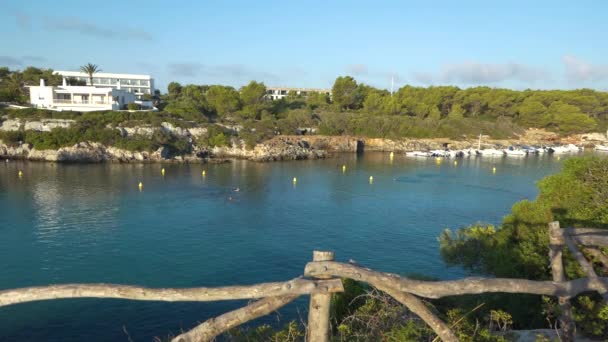 Zwemmers Oefenen Bij Zonsopgang Baai Van Cala Santandra Menorca Spanje — Stockvideo