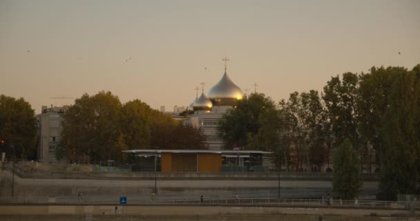 Светящиеся Крыши Церковных Куполов Ясный Солнечный Вечер Париже Статический Вид — стоковое видео