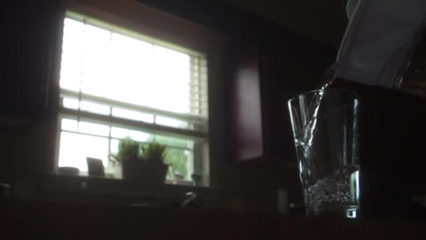 Lití skla, pomalý pohyb, světlo v okně, 240 snímků za sekundu