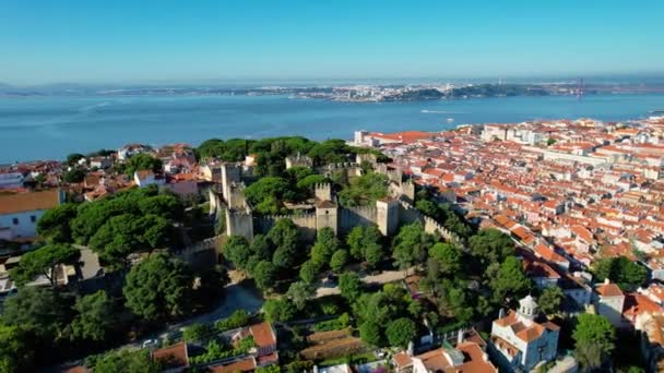 Vista Aérea Torno Castelo São Jorge Lisboa Ensolarado Órbita Tomada — Vídeo de Stock