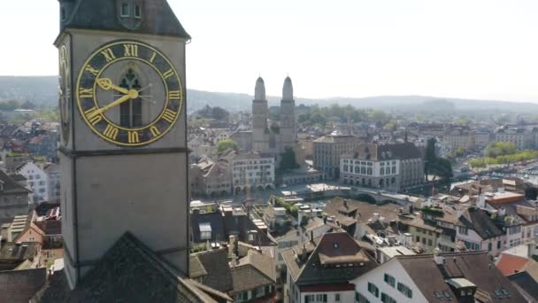 Iglesia San Pedro Grossmnster Aerial Establishing Shot Zurich Suiza Primer — Vídeo de stock