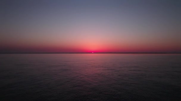 Leuchtend Rote Farbe Sonnenuntergang Über Ruhigem Ozeanwasser Drohne Vorwärts Fliegen — Stockvideo