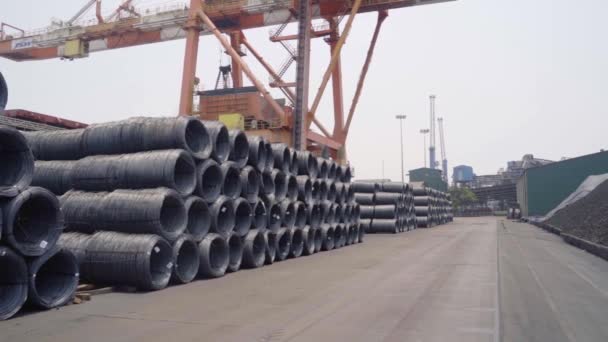 Steel Coils Grab Ship Unloader Goa Haven Bewolkt India Dolly — Stockvideo