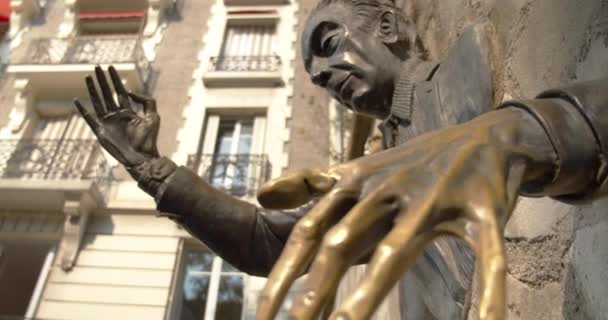 Estatua Bronce Del Hombre Pared Hormigón Los Alrededores Ciudad Vista — Vídeo de stock