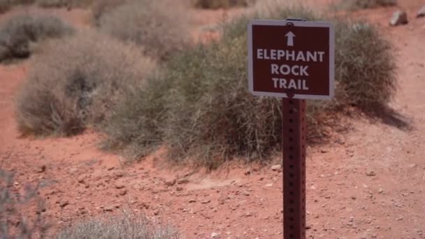 Elephant Rock Trail Sign Direction Valley Fire State Park Nevada — Stockvideo