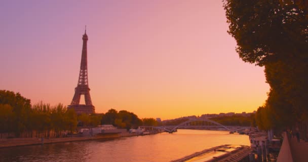 Belle Tour Eiffel Coucher Soleil Jaune Doré Près Seine Vue — Video