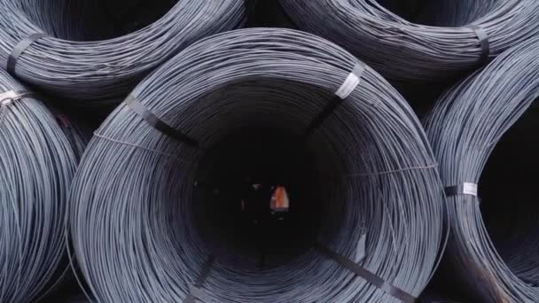 在印度的一家钢铁厂 钢丝卷成排堆积如山 无人驾驶飞机射击 — 图库视频影像