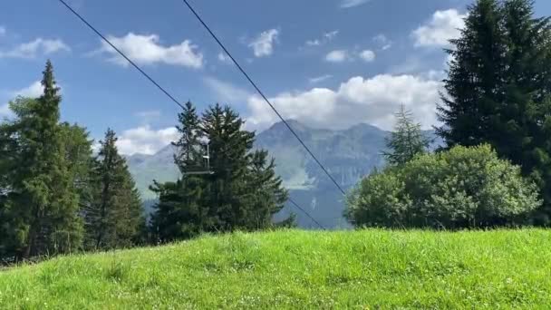 夏天在瑞士Grisons州的Lenzerheide Arosa度假区的一个椅子电梯 现在是夏天 椅子电梯是给徒步旅行者用的 — 图库视频影像