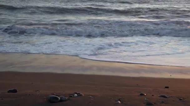 Ondas Oceânicas Calmantes Iluminadas Que Quebram Costa Arenosa Lisa Costa — Vídeo de Stock