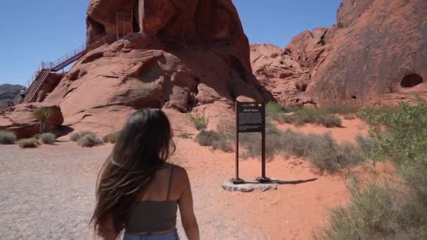 Jovem Caminhando Frente Altalt Rock Torre Arenito Vale Fogo Parque — Vídeo de Stock