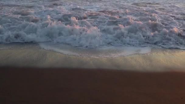 Zachód Słońca Piankowe Fale Piaszczystym Brzegu Ocean Surf Świcie Zbliżenie — Wideo stockowe