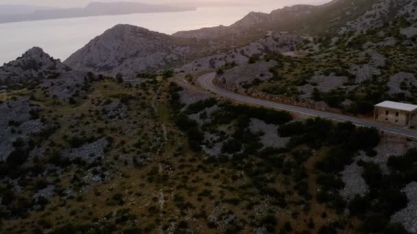 Vista Aérea Uma Estrada Montanha Pôr Sol Costa Rochosa Croácia — Vídeo de Stock