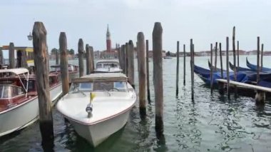 Tekneler Venedik, İtalya 'da rıhtımda yüzüyor. Arka planda San Marco var.
