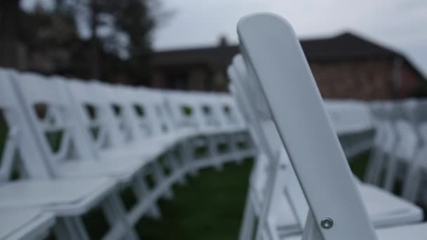 Rack Focus White Folding Chairs Outdoor Countryside Wedding Denver Colorado — Stock Video