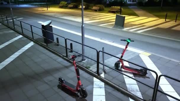 Hulajnogi Elektryczne Zaparkowane Uniwersytecie Göteborgu Lindholmen Göteborg Szwecja — Wideo stockowe