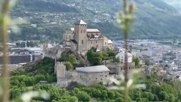 スイスのカントン ヴァレー シオンのトゥールビヨン城の隣にあるバレリア城 城は丘の上にあり 背後にはシオン市が見えます — ストック動画