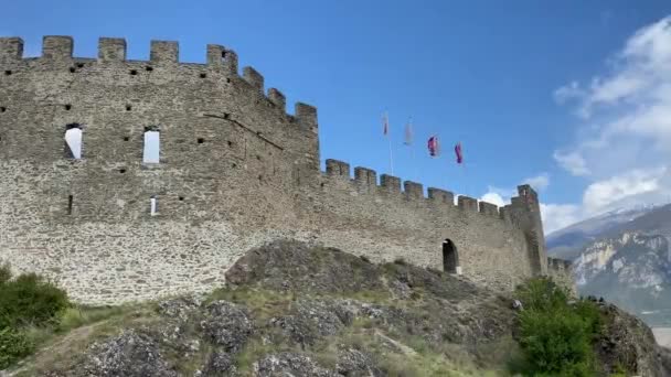 Rüzgarda Dalgalanan Bayraklı Bir Kalenin Kale Duvarı Şato Sviçre Nin — Stok video