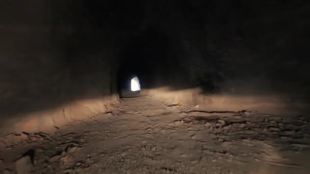 Vue Montée Voiture Conduite Dans Tunnel Sombre Qui Traverse Montagne — Video